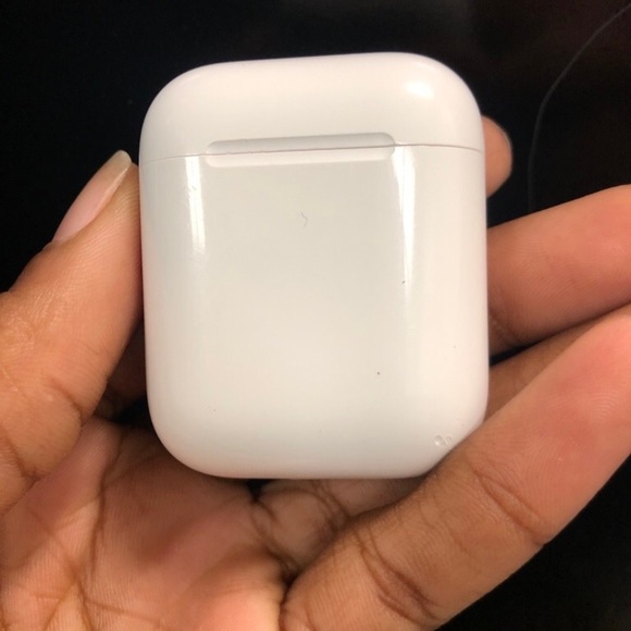 AIRPODS - Picture 2 of 2